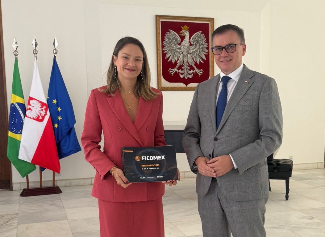 Vice-presidente-da-Camara-de-Comercio-Exterior-da-ACIEG-Anna-Bastos-e-embaixador-da-Polonia-Andrzej-Cieszkowski-credito-Divulgacao-ACIEG-