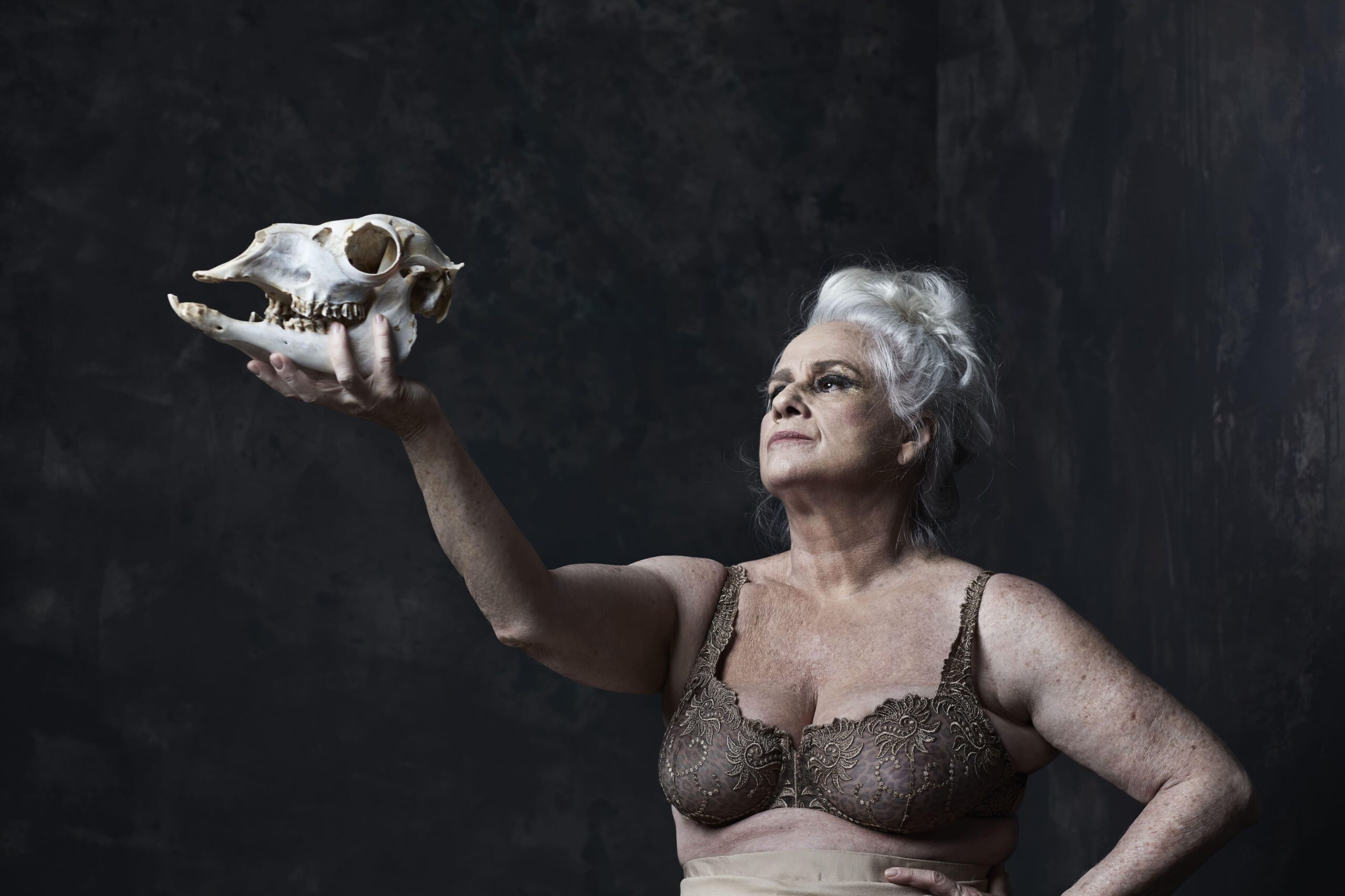 vera-holtz-premio-ficcoes-teatro-goiania-scaled